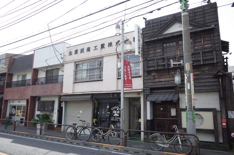 パン屋『KAISO（カイソ）』のある茶沢通り沿いのレトロな建物